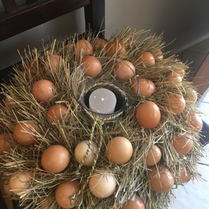 Decor de masa Coroana de oua de primavara cu lumanare si vaza - decor de masa exclusiv - Artynos.ro