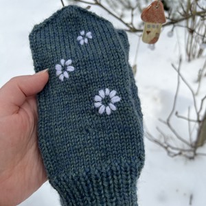 Mănuși din lână tricotate manual, cu flori brodate (mărime S-M) - îmbrăcăminte și modă - eșarfe, pălării, fularuri - mănușă - Artynos.ro