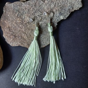 Cercei din material textil de culoare verde pal, cu ciucuri, cu montură aurie  - bijuterii - cercei - Artynos.ro