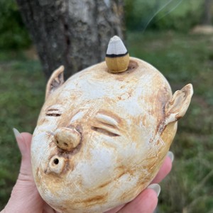 Suport de tămâie troll din ceramică realizat manual - cap de spiriduș special, decorațiuni pentru casă vrăjitoare și boemă -  - Artynos.ro