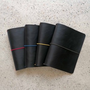 Dosar din piele naturală cu elastic pentru caiete (format A5), negru -  - Artynos.ro