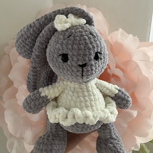 Chenille iepuraș croșetat - jucării și echipamente pentru copii - plușuri - iepure de pluș - Artynos.ro