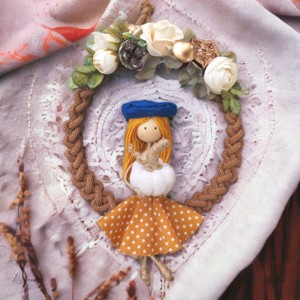 Decorațiune de toamnă pentru ușă din macramé � Fată elegantă cu pălărie, decorată cu dovleci și flori -  - Artynos.ro