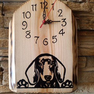 Ceas de perete din lemn cu câine dachshund -  - Artynos.ro