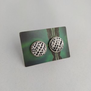 Cercei cu puncte, , , Cercei cu insertie textila

Baza din otel inoxidabil

Dimensiune: aproximativ 12 mm

, ARTYNOS