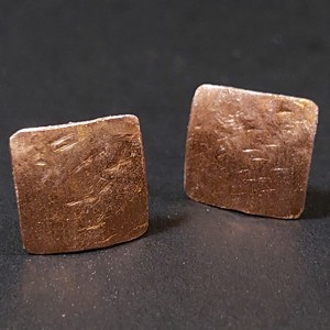 Cercei mini pătrați minimaliști din cupru -  - Artynos.ro Cercei mini pătrați minimaliști din cupru -  - Artynos.ro