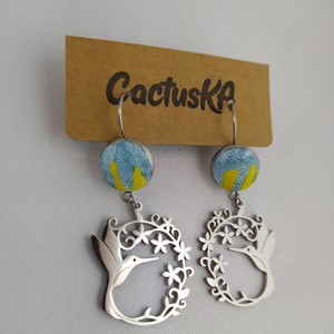Cercei pandantiv cu flori de colibri, , , Cercei agatatori realizati din material textil

Baza din otel inoxidabil, hipoalergenic, ARTYNOS