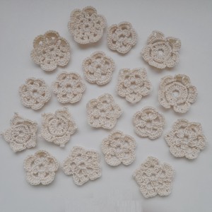 Flori crosetate in culori crude - 18 bucati / pachet - Artynos.ro