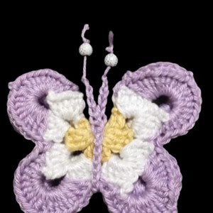 Mini fluture crosetat, , , Figurina amigurumi lunga de 7-8 cm crosetata din bumbac 100%.
Se poate spala la masina.
Il pot face..., ARTYNOS