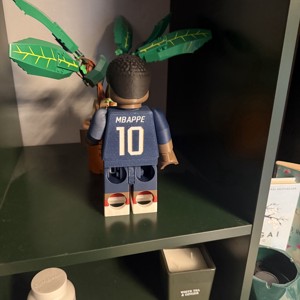 O figurină mare a unui jucător din naționala Franței, în stil LEGO � înălțime de 21 cm!  -  - Artynos.ro