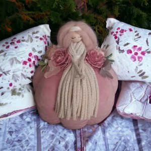 Decoratiune de toamna � Fetita din macramé asezata pe un dovleac, cu flori realiste - Artynos.ro