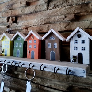 Suport pentru chei din lemn cu case colorate, Casa & Stil de viata, Decoratiuni de casa, Decoratiuni de pereti, Suport pentru chei, Prelucrarea lemnului, ARTYNOS