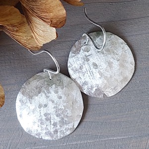 Cercei circulari din aluminiu cu pandantiv - bijuterii - cercei hoops - Artynos.ro Cercei circulari din aluminiu cu pandantiv - bijuterii - cercei hoops - Artynos.ro