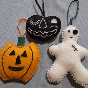 Decoratiuni de Halloween ( dovleac, papusa wooduu), , , Realizate din pasla de lana de buna calitate, cusute si brodate manual, dovleceii si copilul... Sun..., ARTYNOS