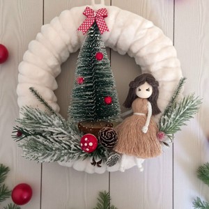 Decorațiuni de Crăciun pentru ușă / ciocănitoare cu păpușă macramé - coroană roșie, albă și verde cu păpușă - crăciun - decorațiuni de crăciun de casă - decorațiuni pentru ușă de crăciun - Artynos.ro