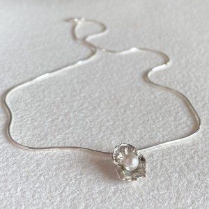  Adancimi si inaltimi - Pandantiv din argint, , Confectionarea bijuteriilor, Prelucrarea metalelor, 
Lumina ascunsa - pandantiv de argint in forma de mana cu perla Swarovski

Acest pandantiv special ..., ARTYNOS