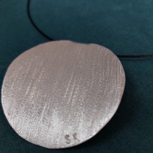 Pandantiv circular minimalist din aluminiu, cu șuvițe -  - Artynos.ro Pandantiv circular minimalist din aluminiu, cu șuvițe -  - Artynos.ro