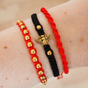 Brățară macramé împletită - Mărgele roșii -  - Artynos.ro
