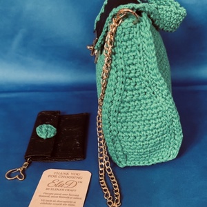 Geantă croșetată manual ElaD� by Elena�s Craft � turcoaz, piele embosată, lanț metalic, set cu portofel - genți și portofele - accesorii genți - breloc - Artynos.ro