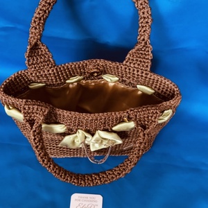 Geantă croșetată handmade elegantă maro cu fundă satin � ElaD� by Elena�s Craft - genți și portofele - genți de mână și umăr - geantă casual - Artynos.ro