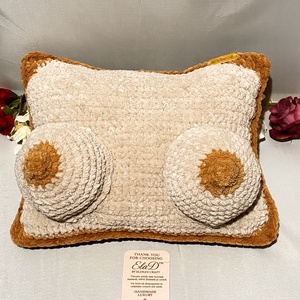 Pernă decorativă croșetată Feminine Art � creație handmade ElaD� - accesorii nuntă - amintiri și cadouri de nuntă - cadou nuntă - pernă de nuntă - Artynos.ro