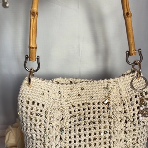Geanta crosetata handmade cu manere din bambus – model unicat, Genti si portofele, Accesorii genti, Breloc, Crosetat, Descopera o geanta creata manual, cu un design elegant si feminin, perfecta pentru tinutele de zi c..., ARTYNOS
