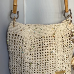 Geantă croșetată handmade cu mânere din bambus � model unicat - genți și portofele - accesorii genți - breloc - Artynos.ro