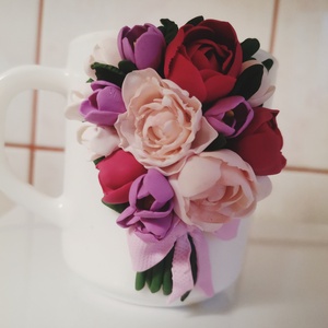 Cana personalizata cu bujori si lalele din fimo , Accesorii nunta, Materiale decor pentru nunta, Decoratiuni pentru masa de nunta , Altele, Plastilina, Daca iti doresti sa oferi un cadou special, unicat cuiva drag sau pur si simplu vrei sa iti bei caf..., ARTYNOS