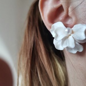 Cercei Semiflor White 2 - accesorii nuntă - bijuterii mireasă - cercei mireasă - Artynos.ro
