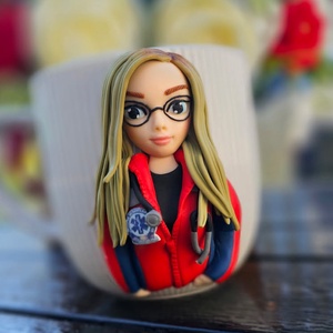 Cana personalizata cu figurina medic/asistent ambulanta - crăciun - cadouri de moș crăciun - cadouri de moș crăciun - Artynos.ro