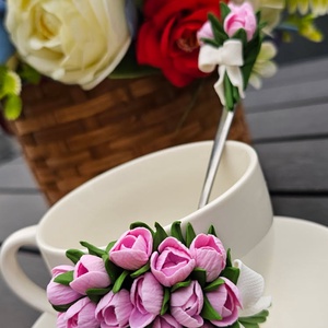 Set decorativ handmade-cana cu buchet de lalele roz, farfurioara si lingurita asortata - accesorii nuntă - amintiri și cadouri de nuntă - cadou nuntă - pahar de nuntă, set de sticlă - Artynos.ro