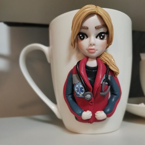 Cana personalizata cu figurina medic/asistent ambulanta - casă & stil de viață - seturi de cadou - Artynos.ro