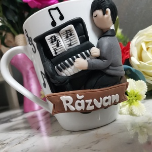 Cana personalizata cu figurina baiat si pian - casă & stil de viață - seturi de cadou - Artynos.ro