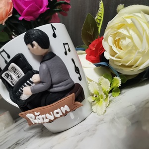 Cana personalizata cu figurina baiat si pian - casă & stil de viață - seturi de cadou - Artynos.ro