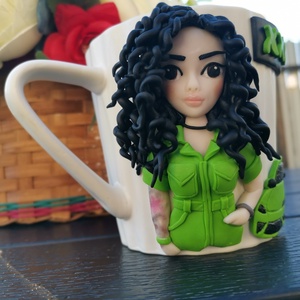 Cana personalizata cu figurina bruneta creata si masina - Artynos.ro