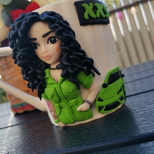 Cana personalizata cu figurina bruneta creata si masina - casă & stil de viață - seturi de cadou - Artynos.ro