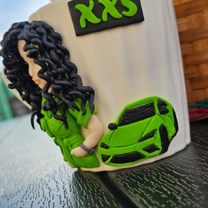 Cana personalizata cu figurina bruneta creata si masina - casă & stil de viață - seturi de cadou - Artynos.ro