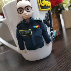 Cana personalizata cu figurina politist - Artynos.ro