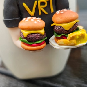 Cana personalizata cu figurina barbat cu burgeri bucatar/fastfood/restaurant - casă & stil de viață - seturi de cadou - Artynos.ro