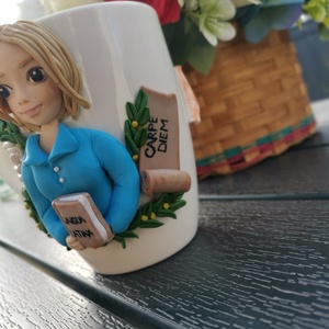 Cana personalizata cu figurina 3d profesoara/diriginta/invatatoare/educatoare - casă & stil de viață - seturi de cadou - Artynos.ro