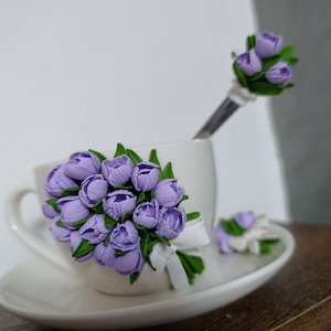 Set decorativ handmade-cana cu buchet de lalele lila, farfurioara si lingurita asortata - Artynos.ro