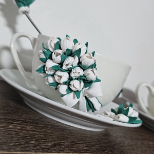 Set decorativ handmade-cana cu buchet de lalele albe, farfurioara si lingurita asortata - Artynos.ro