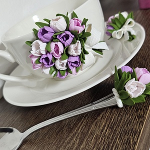 Set decorativ handmade-cana cu buchet de lalele , farfurioara si lingurita asortata, Accesorii nunta, Amintiri si cadouri de nunta, Cadou nunta, Pahar de nunta, set de sticla, Plastilina, Lucrare cu argila, Un cadou deosebit sau o piesa statement pentru decorul casei tale!
Acest set format dintr-o cana/ce..., ARTYNOS