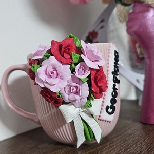 Cana personalizata cu trandafiri , Casa & Stil de viata, Echipamente de bucatarie, Accesorii de servire, Cani, Plastilina, Lucrare cu argila, Decorul de pe cana este realizat 100% manual din lut polimeric Fimo. Produsul se realizeaza doar pe..., ARTYNOS