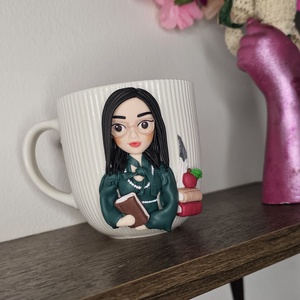 Cana personalizata cu figurina 3d profesoara/diriginta limba romana - casă & stil de viață - seturi de cadou - Artynos.ro