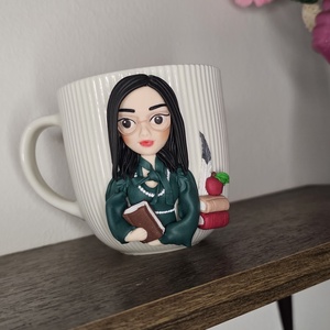 Cana personalizata cu figurina 3d profesoara/diriginta limba romana - casă & stil de viață - seturi de cadou - Artynos.ro