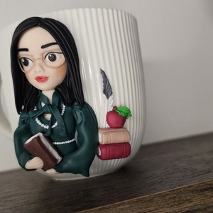 Cana personalizata cu figurina 3d profesoara/diriginta limba romana - casă & stil de viață - seturi de cadou - Artynos.ro