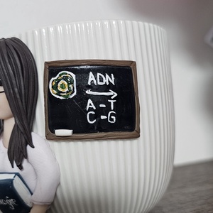 Cana personalizata cu figurina 3d profesoara/diriginta biologie - casă & stil de viață - seturi de cadou - Artynos.ro