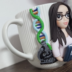 Cana personalizata cu figurina 3d profesoara/diriginta biologie - casă & stil de viață - seturi de cadou - Artynos.ro