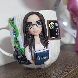 Cana personalizata cu figurina 3d profesoara/diriginta biologie - casă & stil de viață - seturi de cadou - Artynos.ro